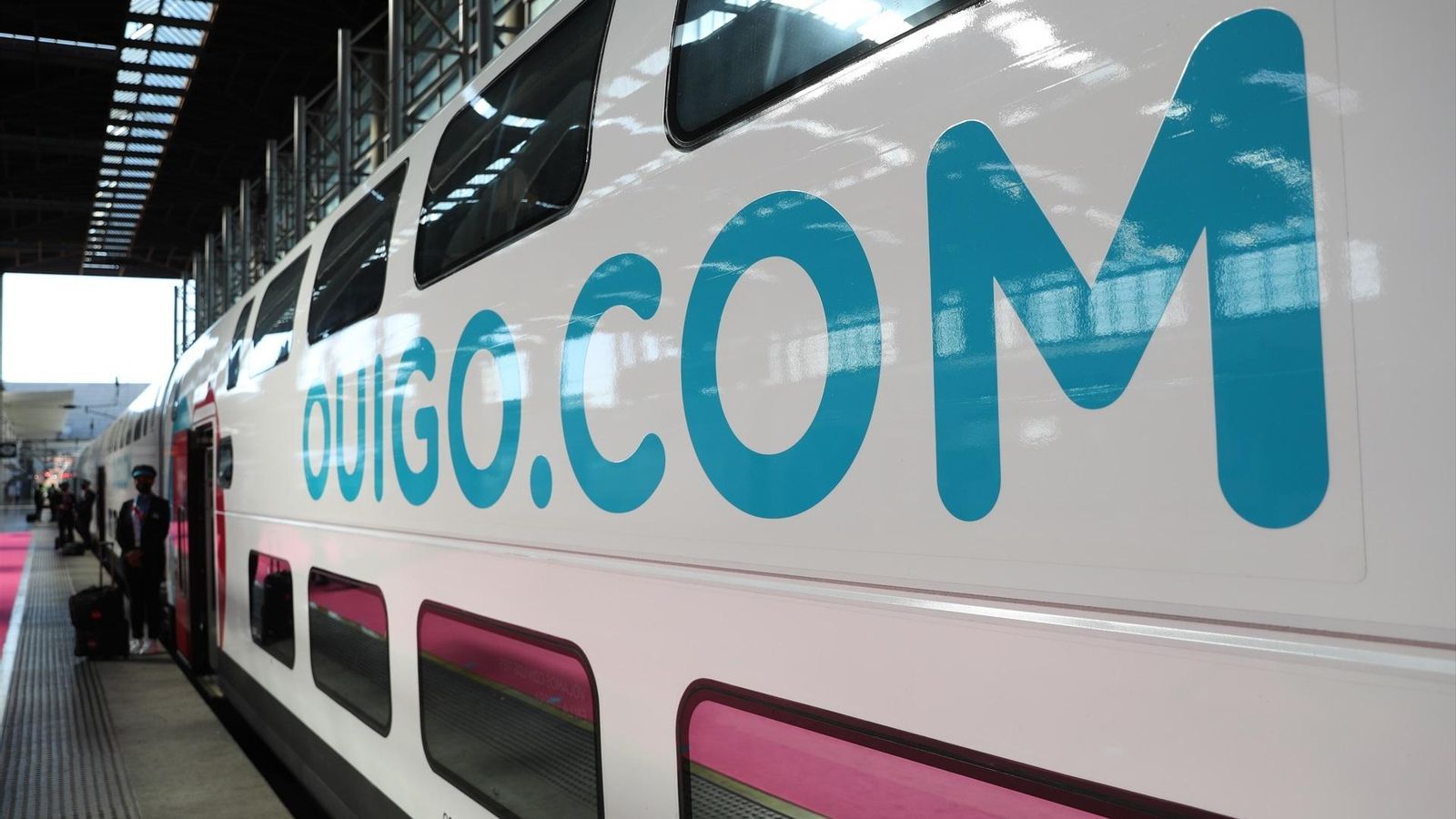 Un tren estacionat durant la inauguració del primer trajecte d'Ouigo