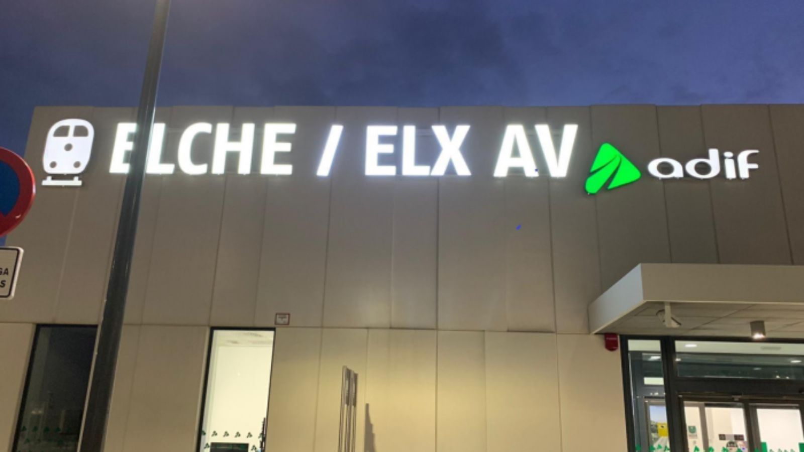 Adif inclou el topònim en valencià d’Elx en l’estació d’AVE