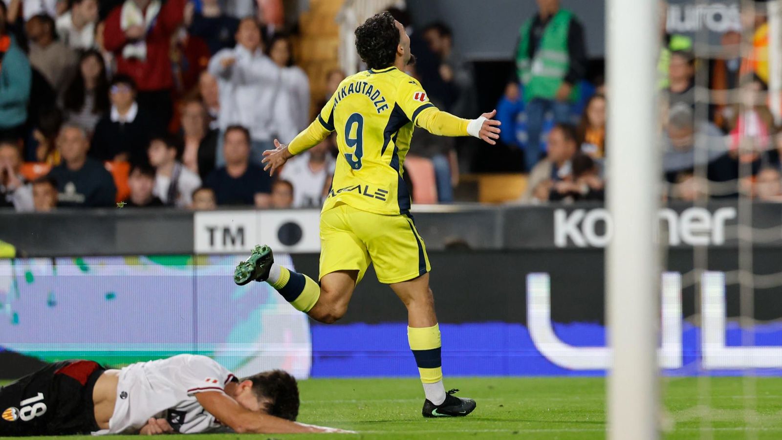 Mikautadze celebra el gol