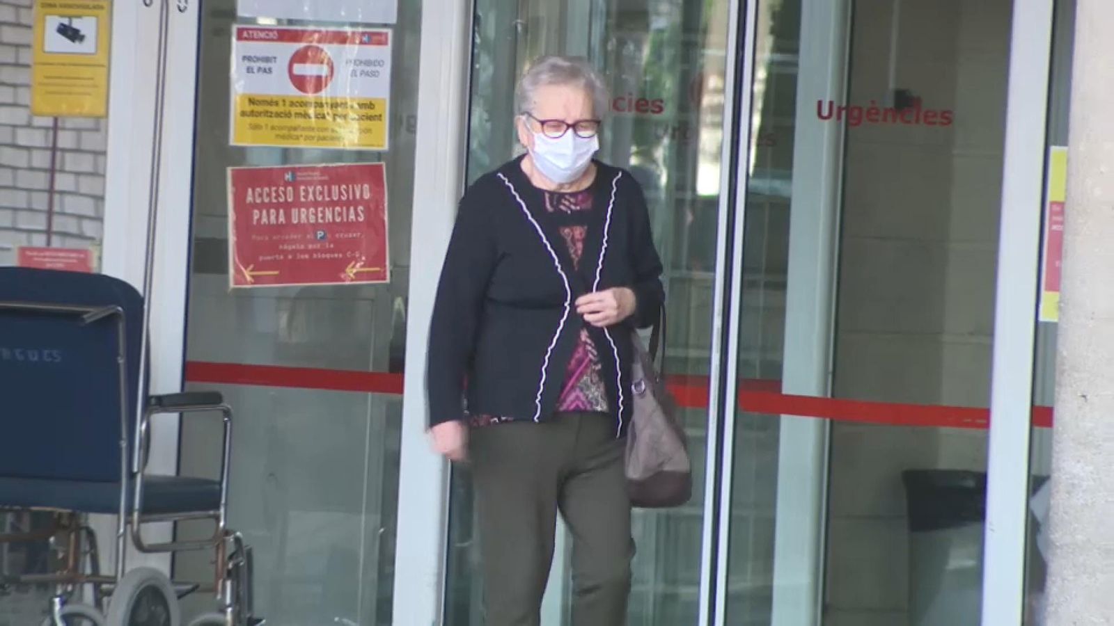 Una dona ix d'un hospital valencià amb mascareta