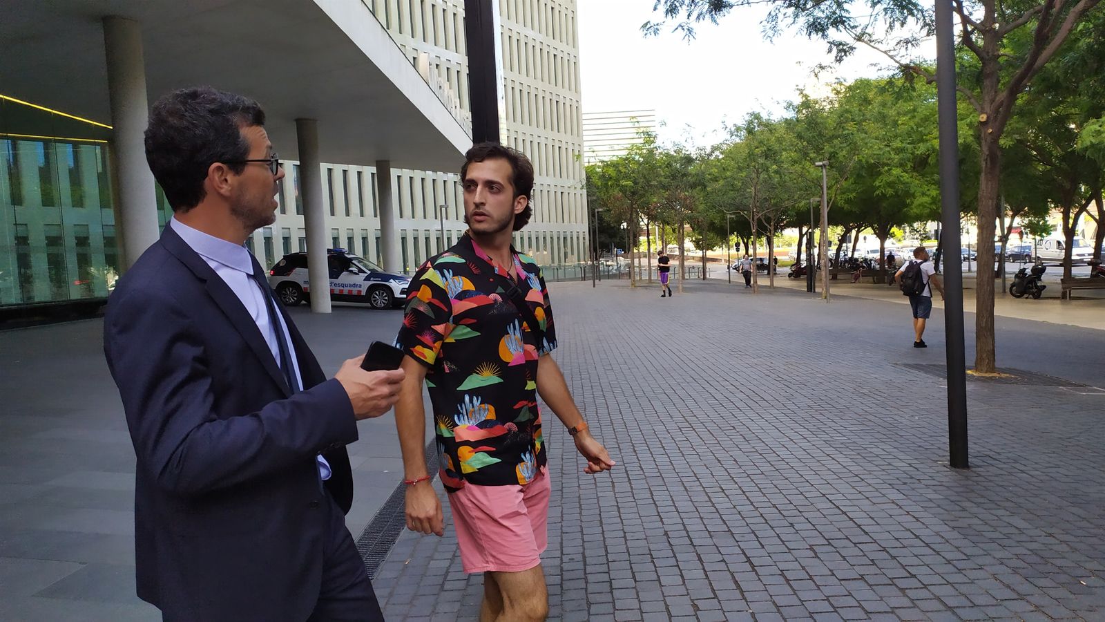 A la dreta, l'home acusat d'amenaçar i assetjar a l'artista Paula Bonet