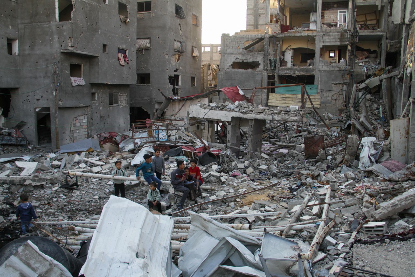 Xiques palestins juguen sobre enderrocs a la Ciutat de Gaza