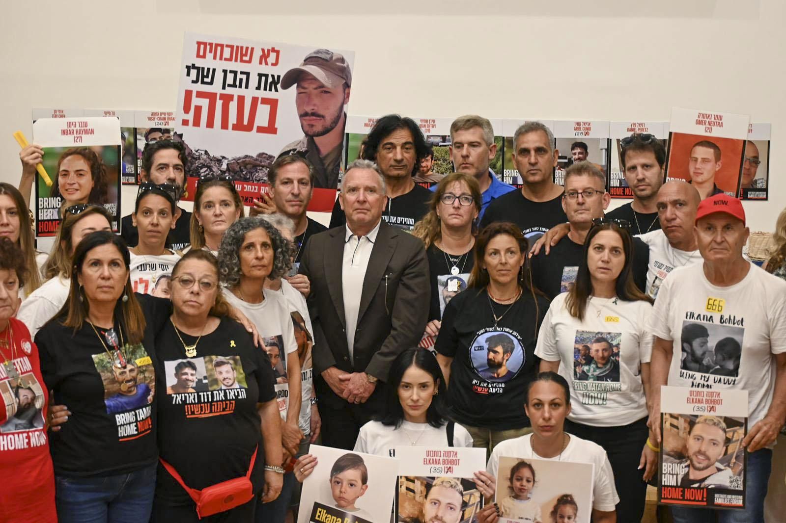 L'enviat dels Estats Units, Steve Witkoff, juntament amb les famílies dels ostatges israelinas a Gaza L'enviat dels Estats Units, Steve Witkoff, juntament amb les famílies dels ostatges israelinas a Gaza