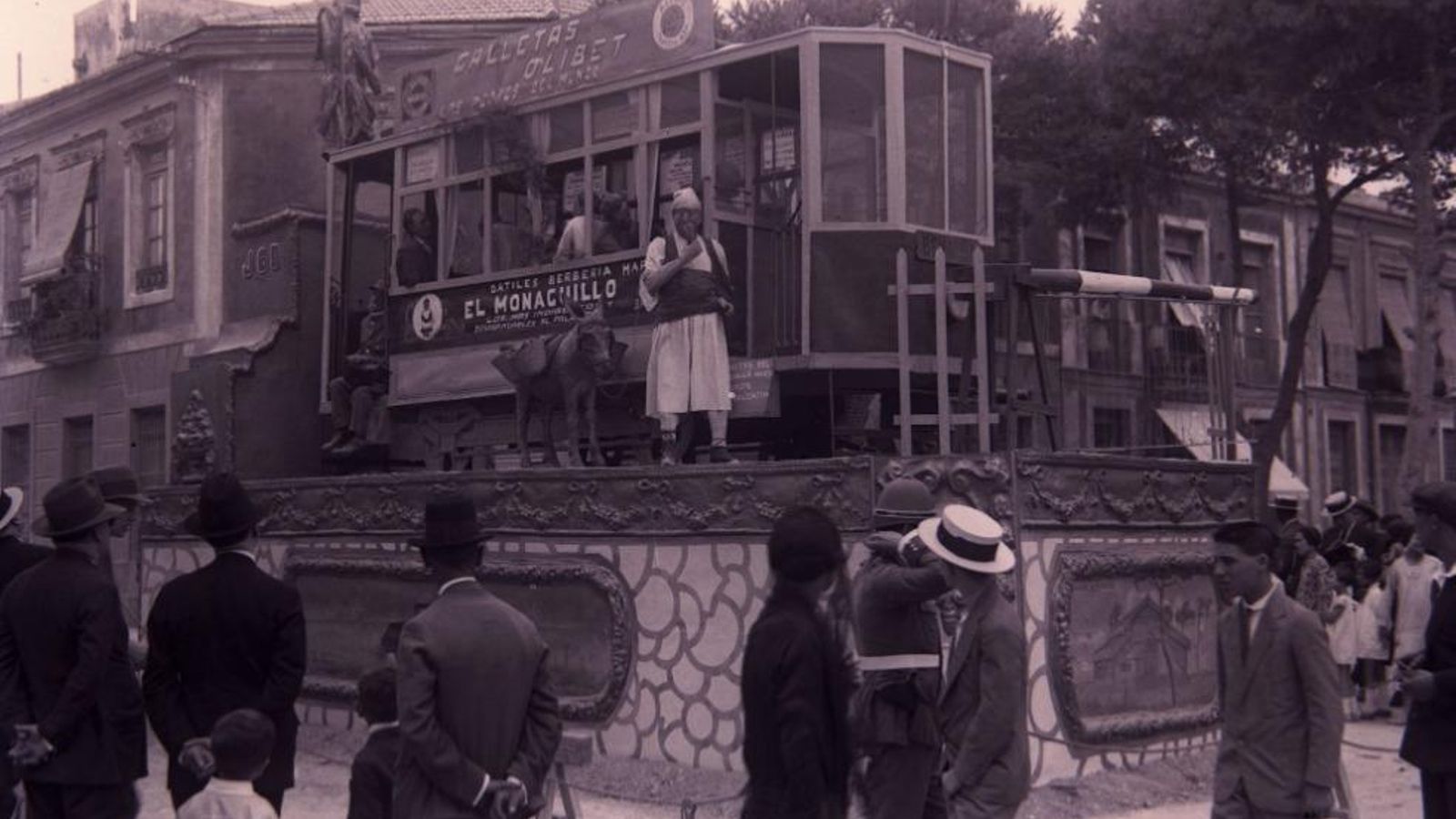 La foguera de Benalúa, sota el títol “Parada i fonda”, va guanyar el primer premi de Fogueres l'any 1928