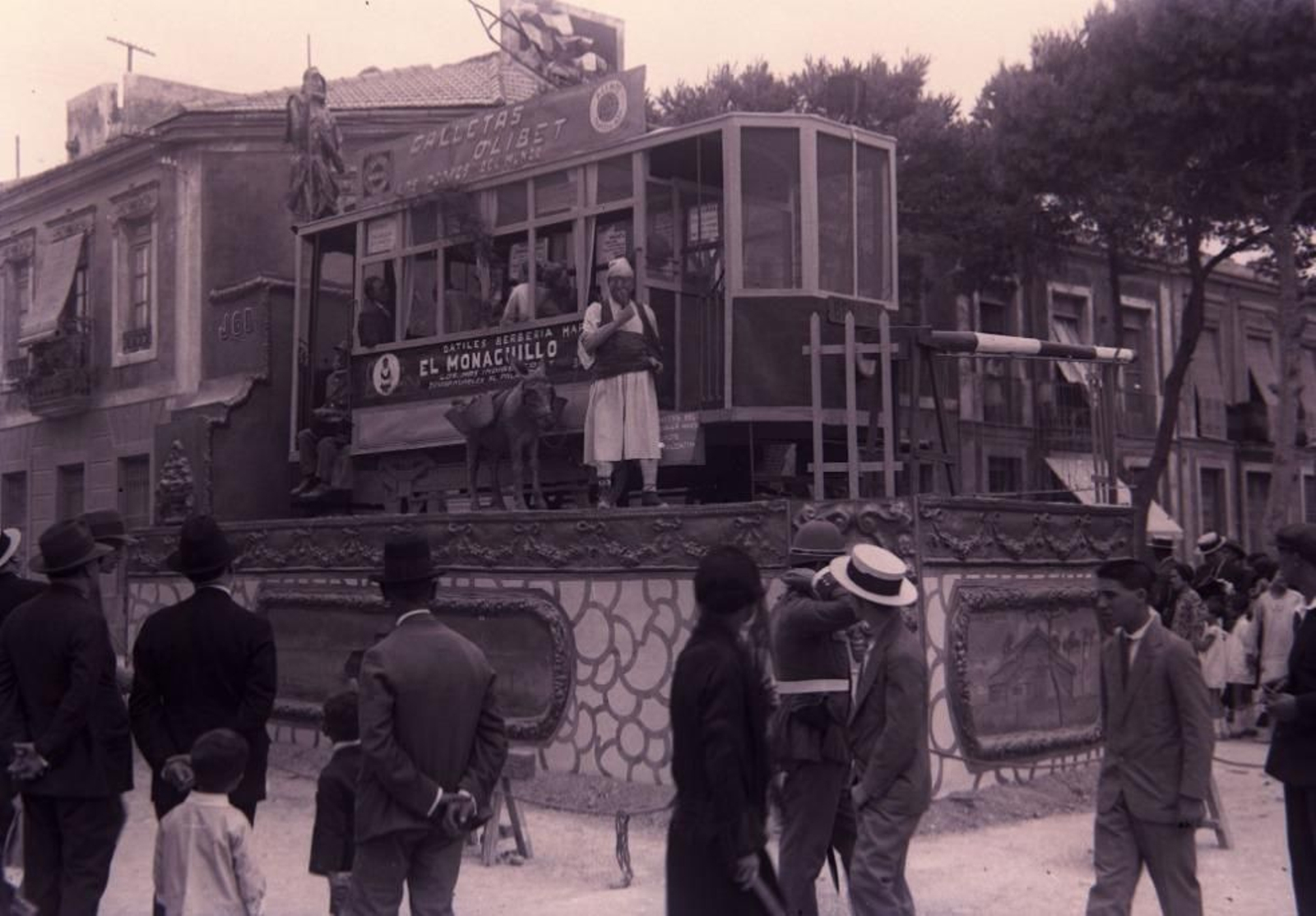 La foguera de Benalúa, sota el títol "Parada i fonda", va guanyar el primer premi de Fogueres l'any 1928