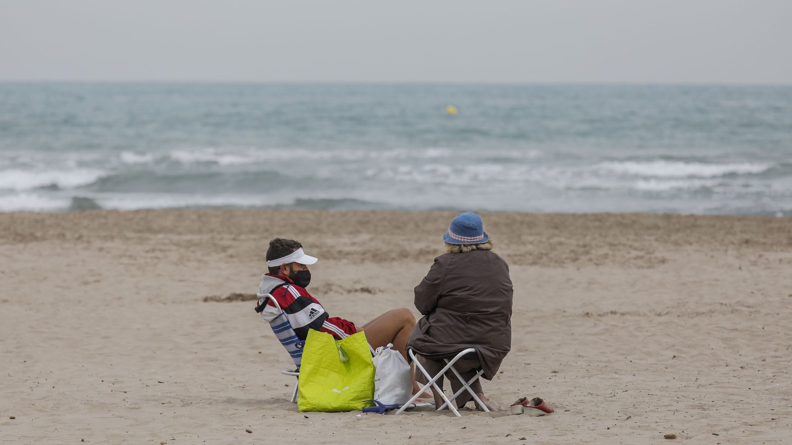 Dues persones, segudes a la platja de la Malva-rosa de València