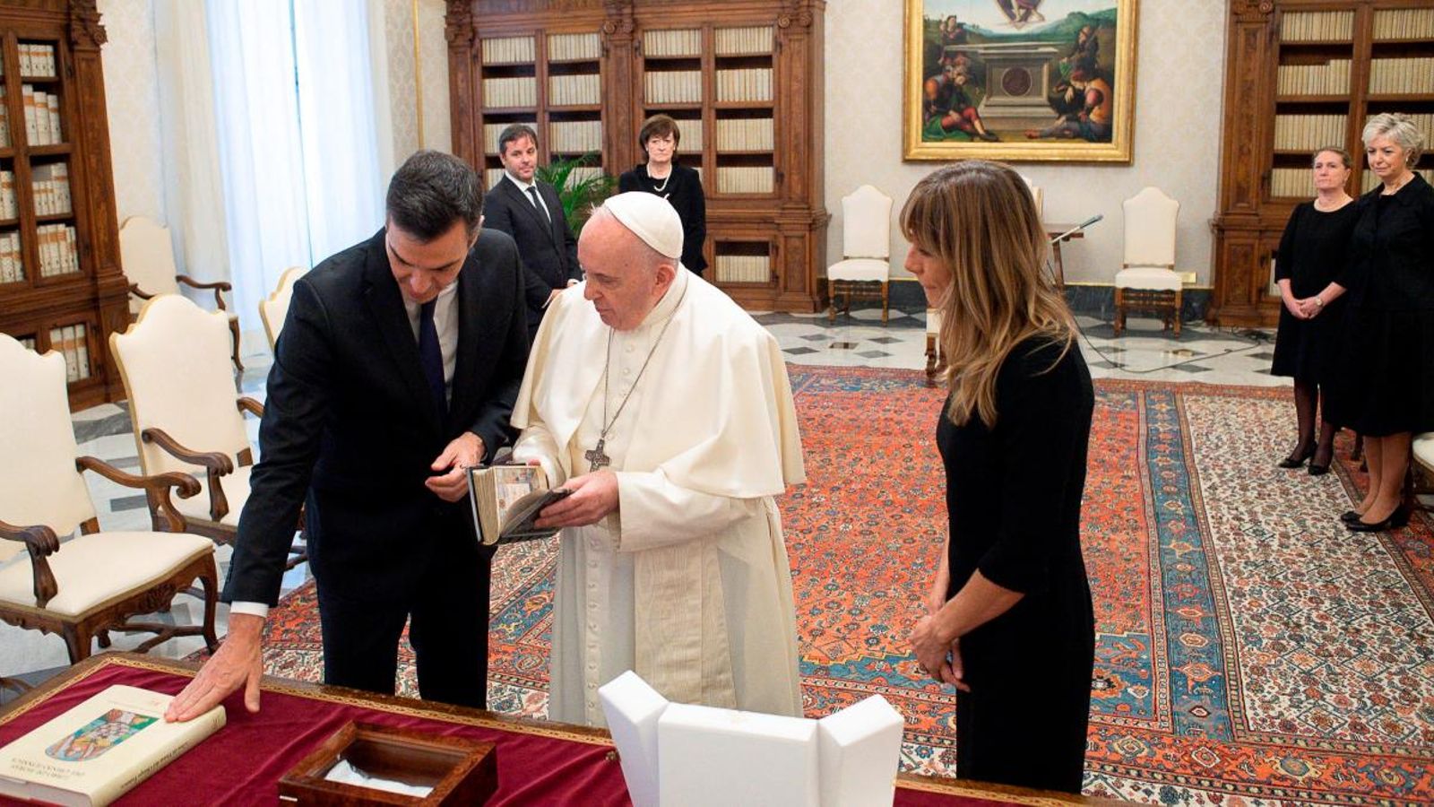 El president del govern espanyol, Pedro Sánchez, juntament amb el Papa en la seua visita al Vaticà