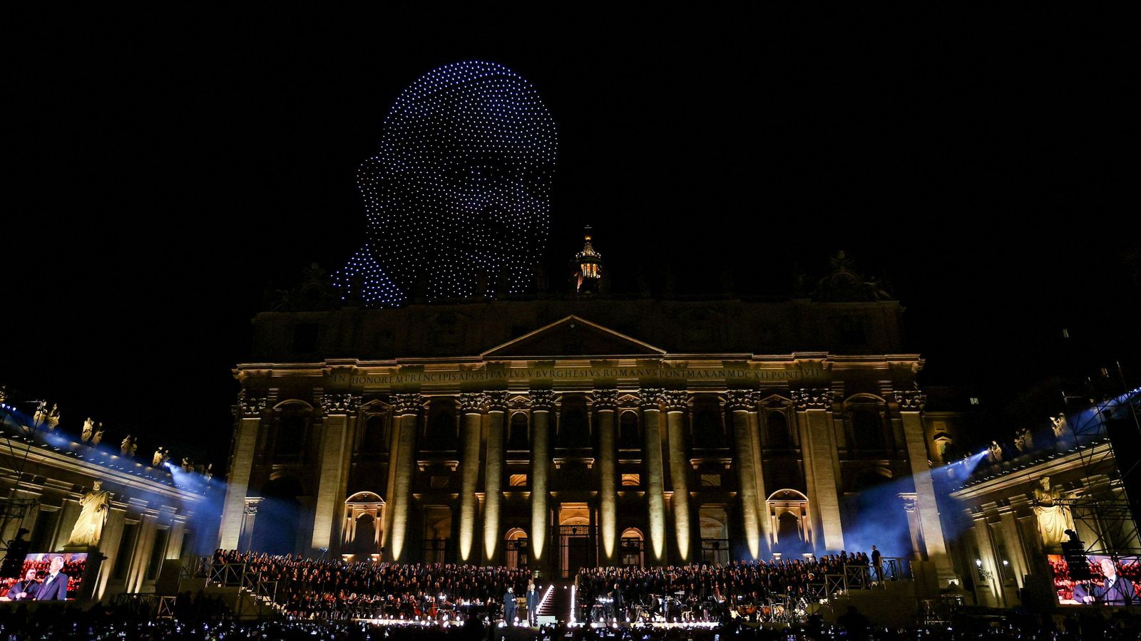 Moment en què es formà el rostre del difunt papa Francesc amb drons Moment en què es formà el rostre del difunt papa Francesc amb drons