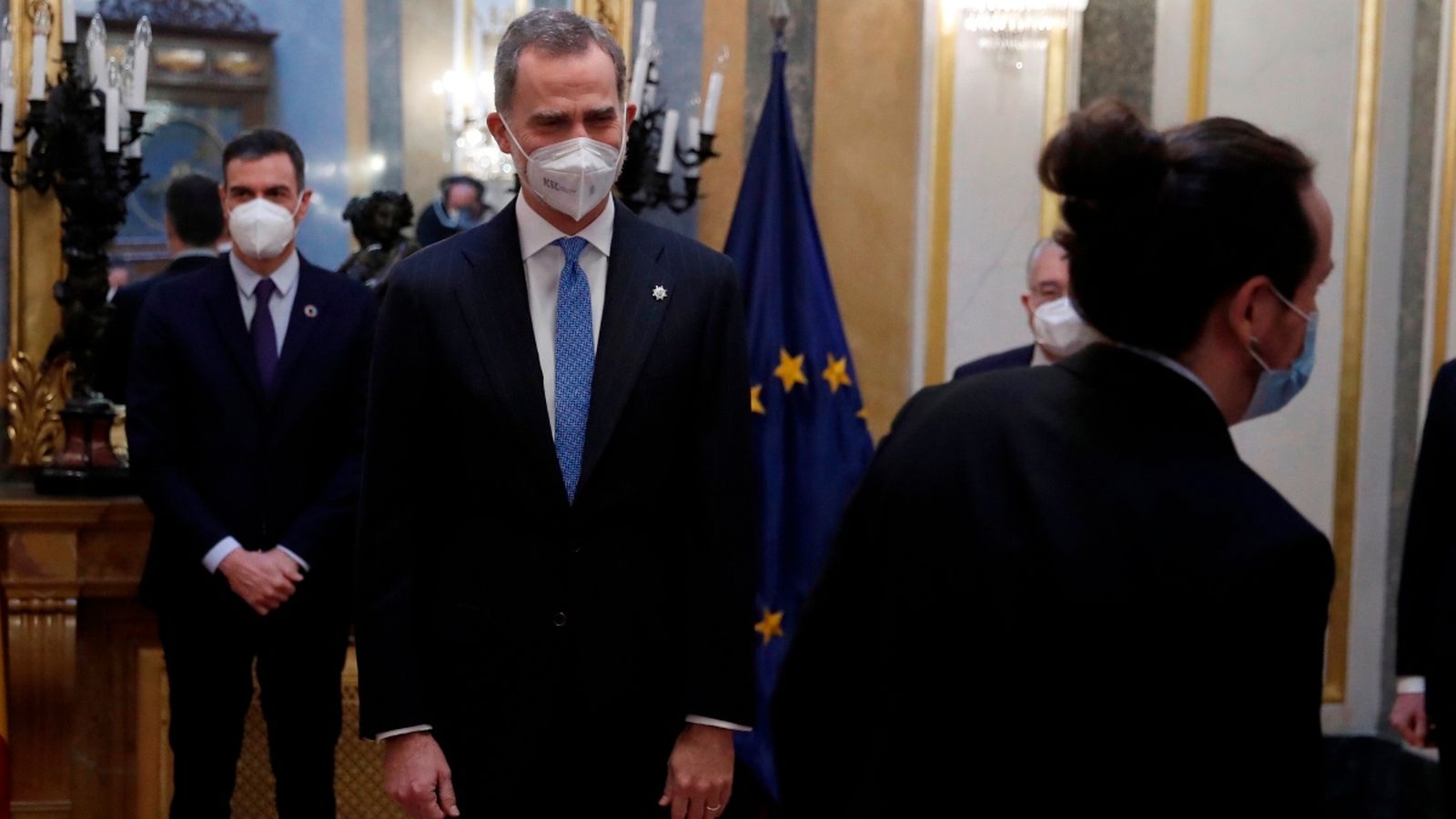 El rei Felip VI saluda al vicepresident segon del govern, Pablo Iglesias, en l'acte amb motiu del 40 aniversari del 23F