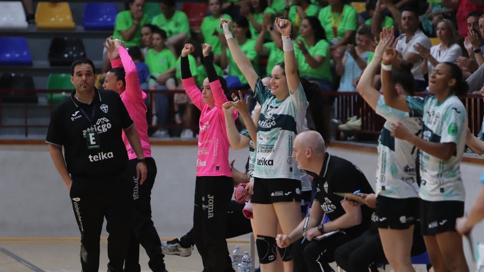 Les jugadores de l'Elx celebren un gol