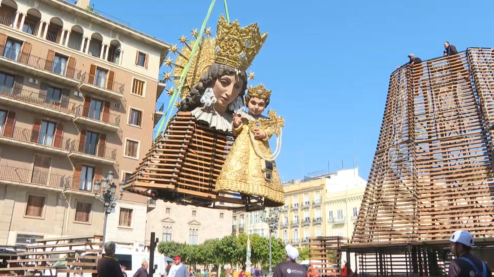 Arrepleguen les flors de l'Ofrena a la Mare de Déu dels Desamparats de València