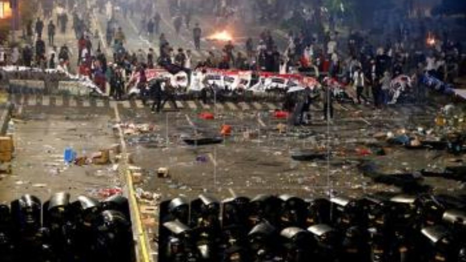 Un grup d'opositors es manifesta davant de la policia