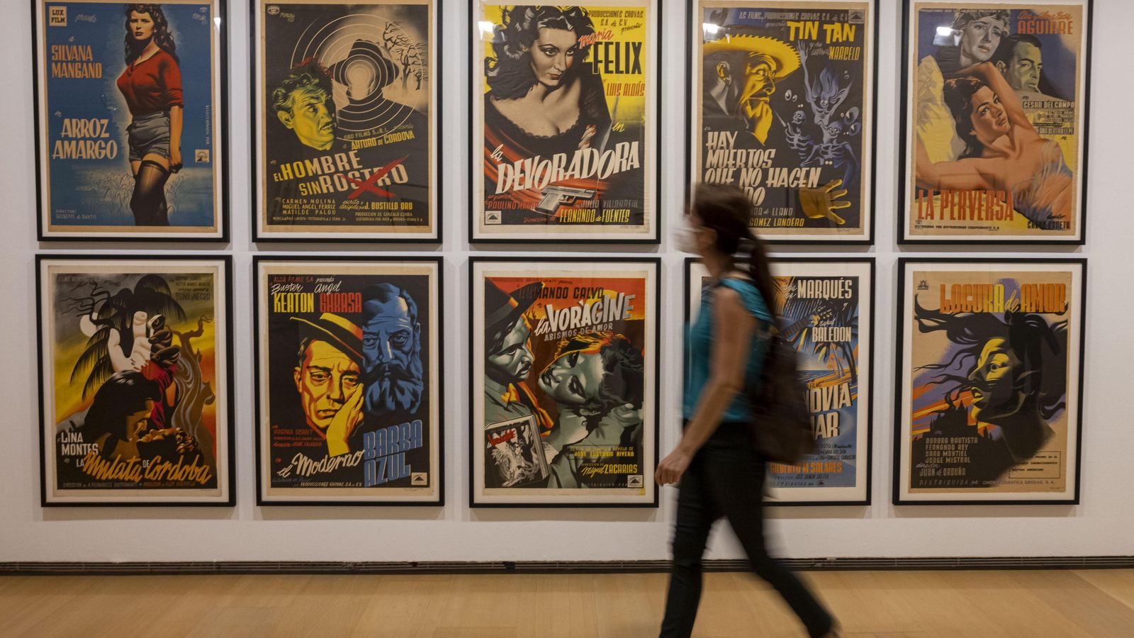 L'exposició mostra cartells, fotomuntatges, pel·lícules i murals que s'endinsen en l'art de Renau