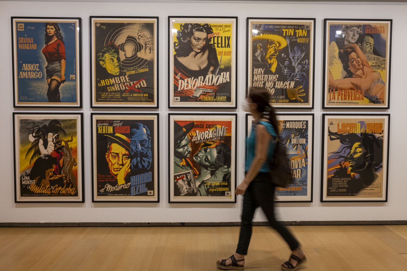 L'exposició mostra cartells, fotomuntatges, pel·lícules i murals que s'endinsen en l'art de Renau 