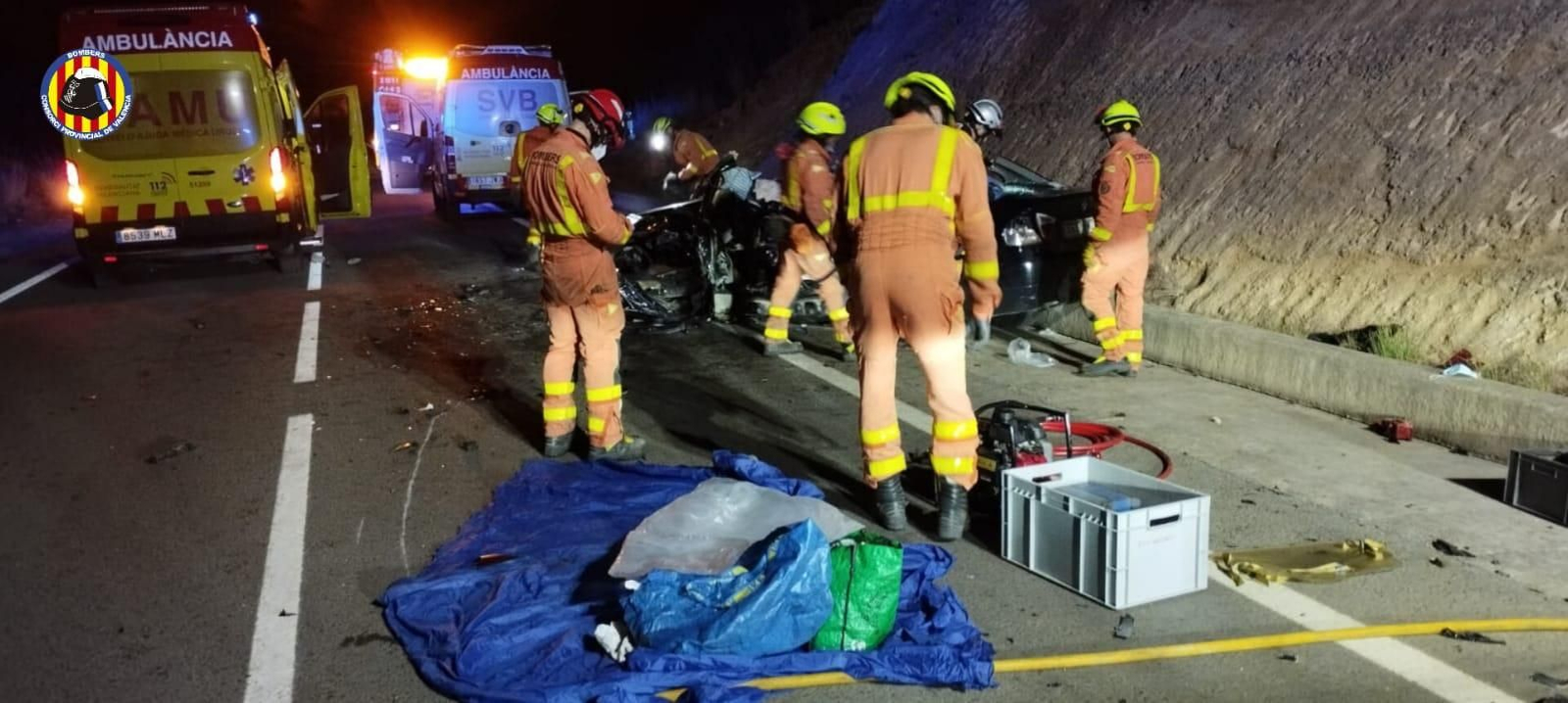 Bombers de Xàtiva, Navarrés i Alzira rescaten un conductor atrapat