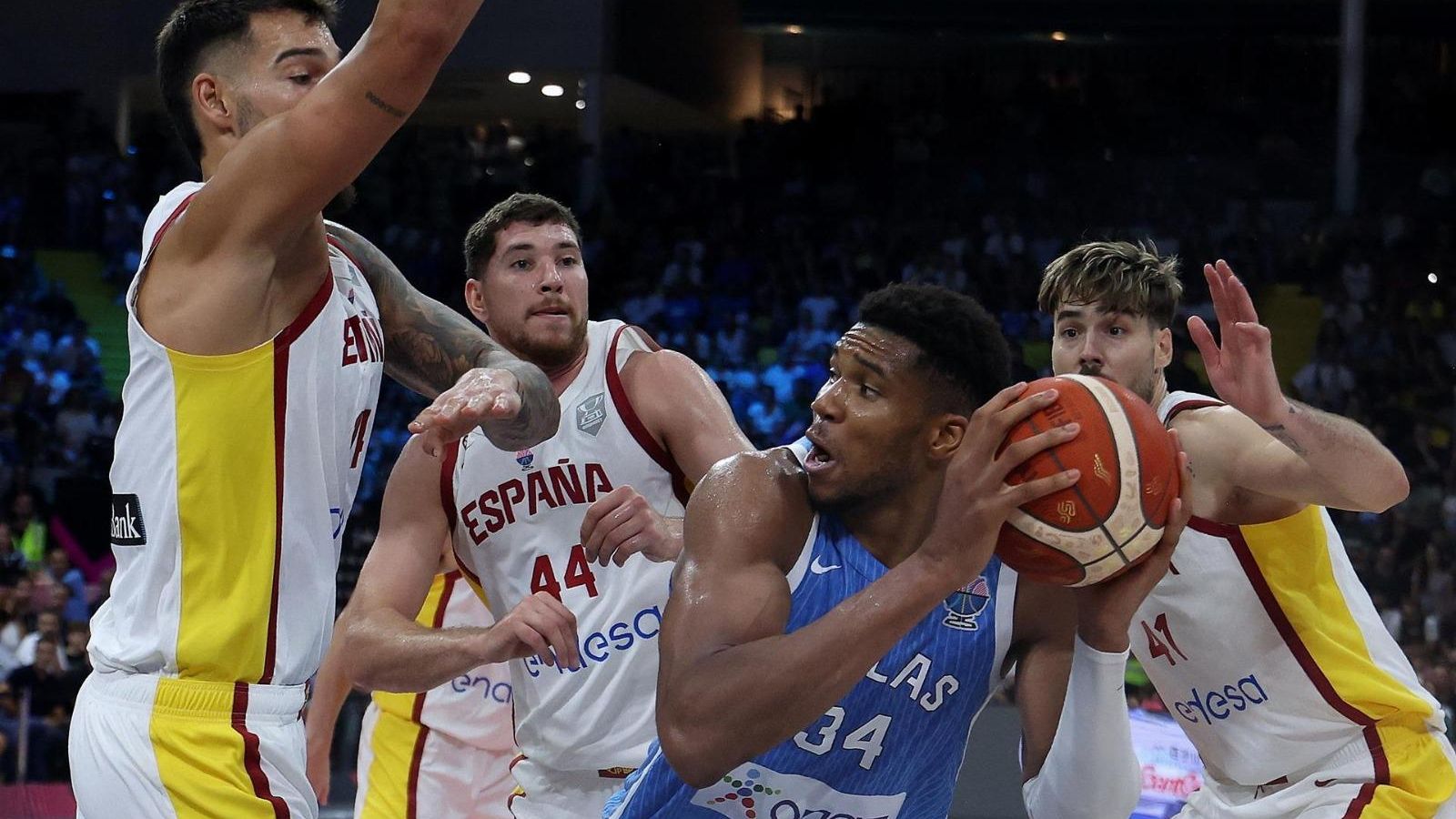 Els Hernangómez i Joel Parra tracten de defensar Giannis Antetokounmpo Els Hernangómez i Joel Parra tracten de defensar Giannis Antetokounmpo