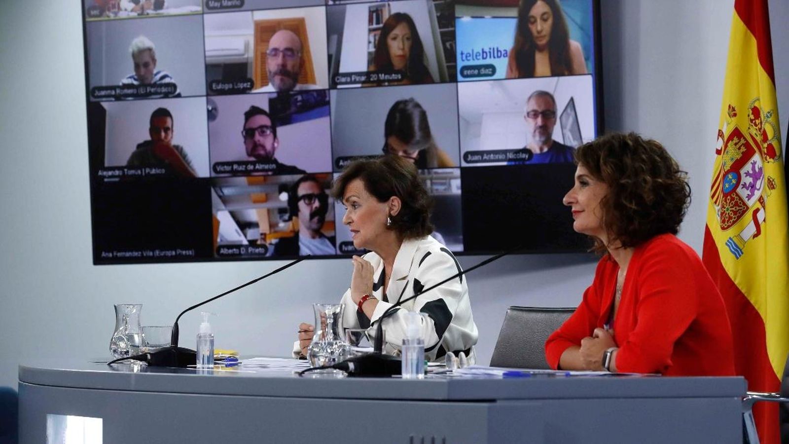La vicepresidenta primera, Carmen Calvo i la portaveu del govern espanyol, María Jesús Montero, en la roda de premsa posterior al Consell de Ministres