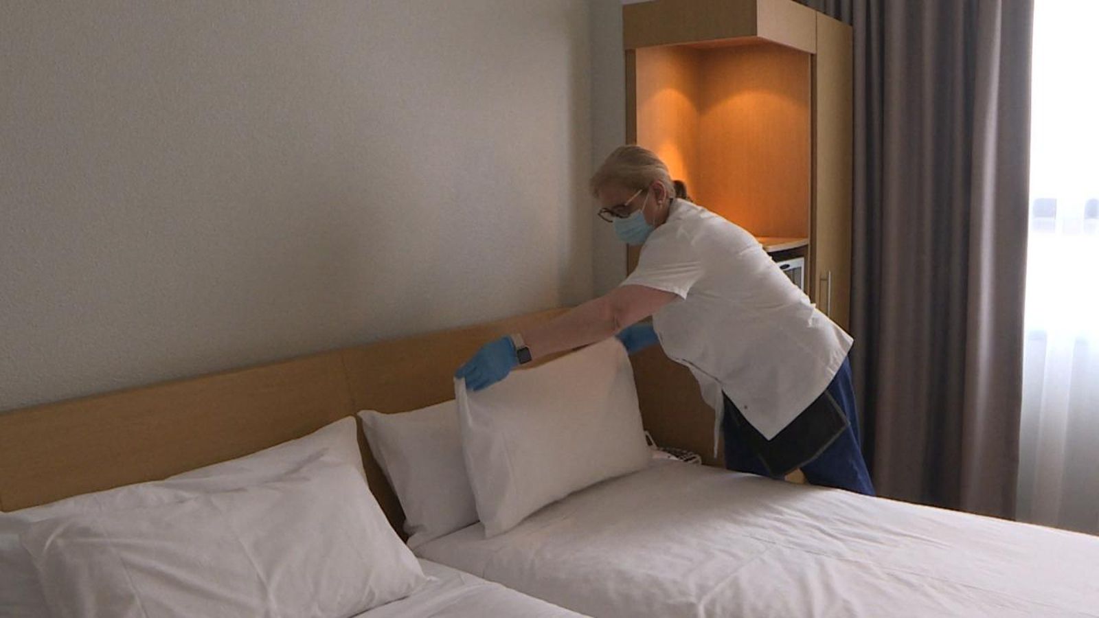 Les cambreres de pis valencianes demanen canviar els llits tradicionals per llits elevables