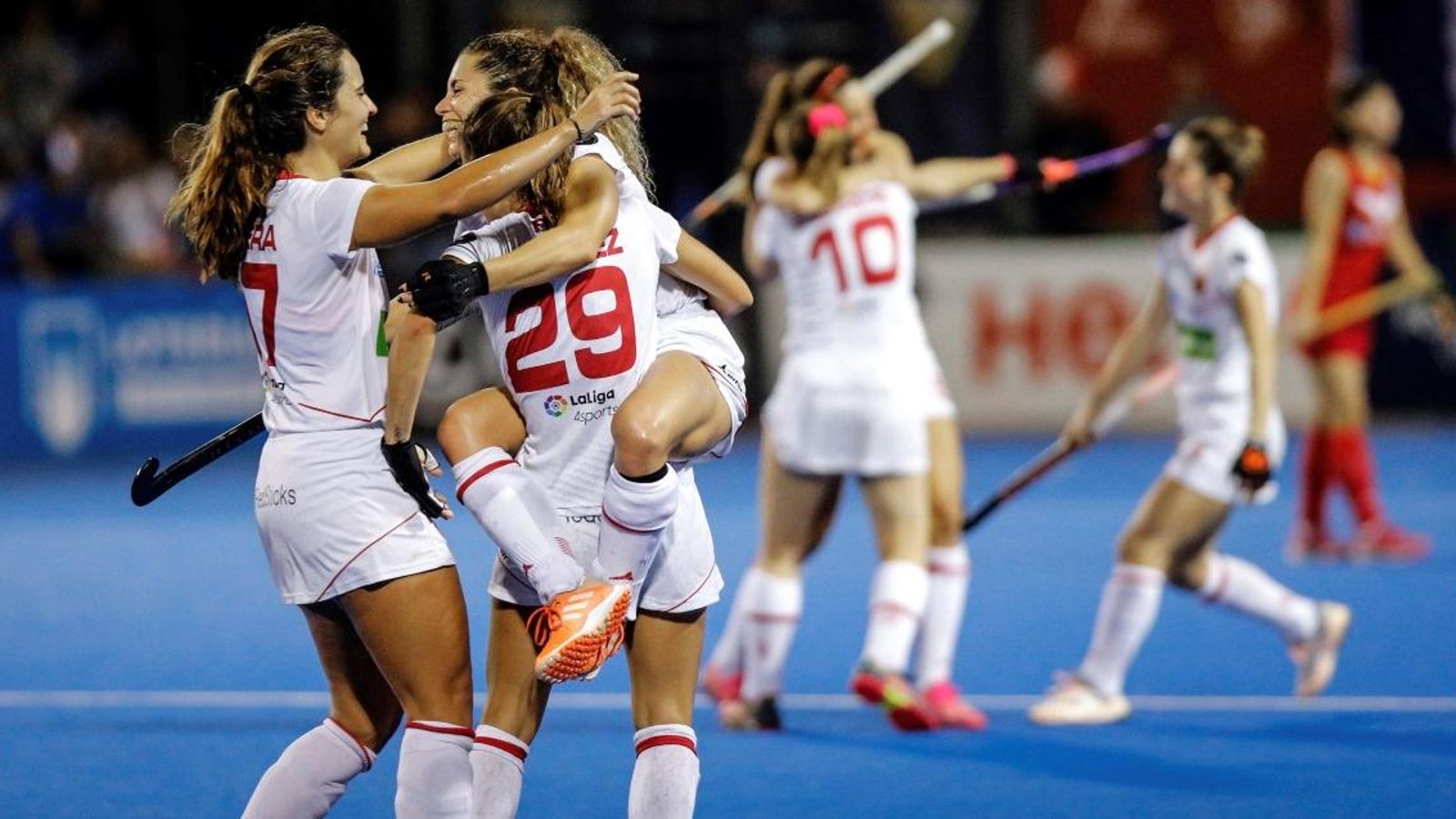 La valenciana Lola Riera (esquerra), celebra la victòria amb les seues companyes de la selecció espanyola després de véncer Corea del Sud EFE
