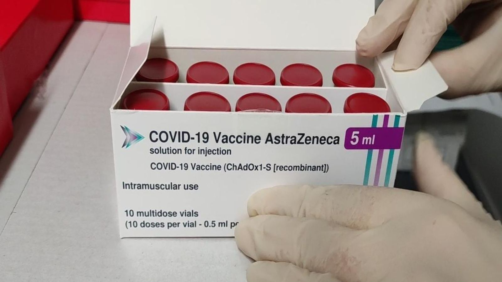 Una caixa amb vials d'AstraZeneca en una imatge d'arxiu