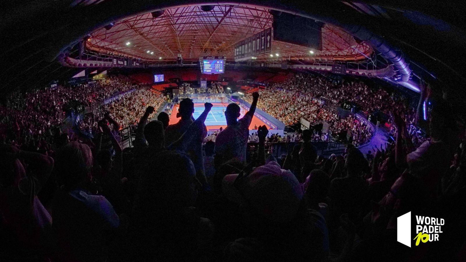 El pavelló de bàsquet la Font de Sant Lluís de València s'ha reconvertit en una pista de pàdel