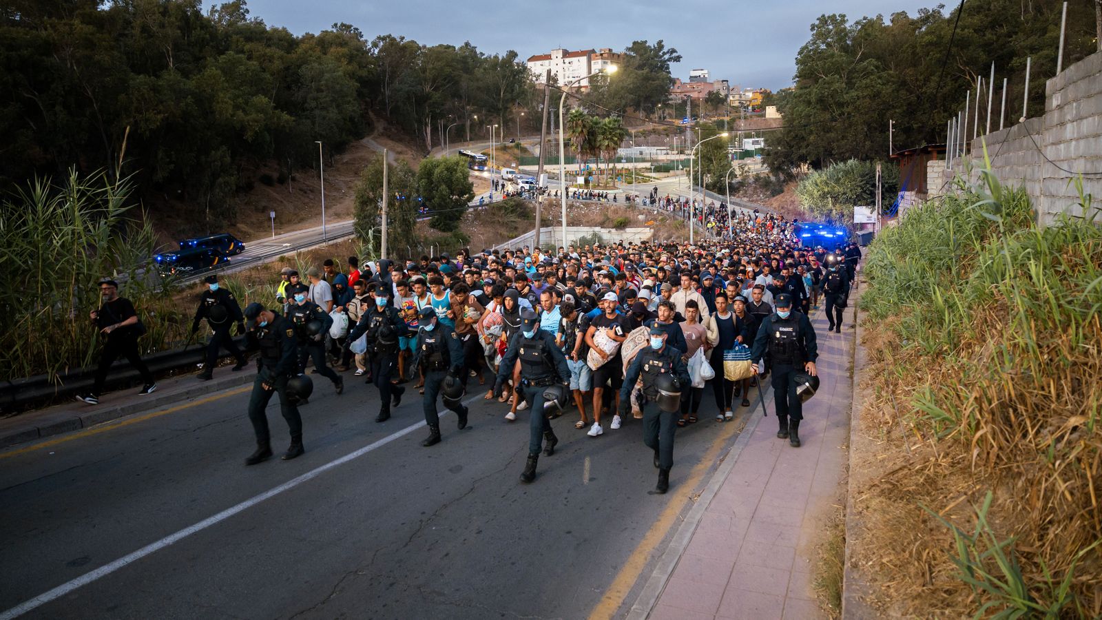 Operació de trasllat dels migrants al nou espai habilitat