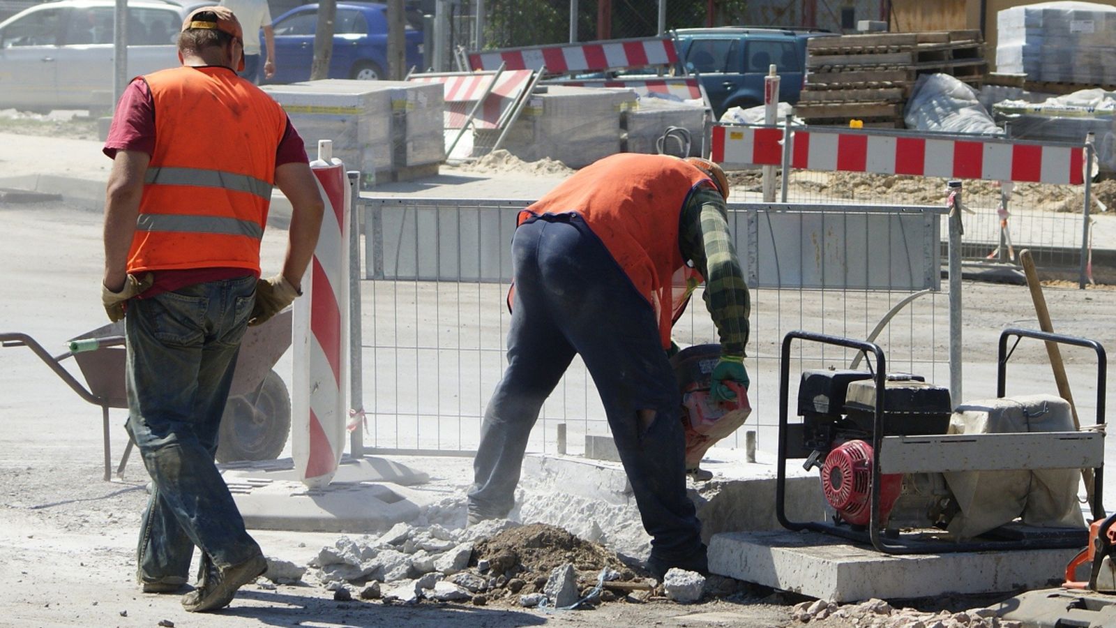 Dos obrers treballen a la via pública en una imatge d'arxiu