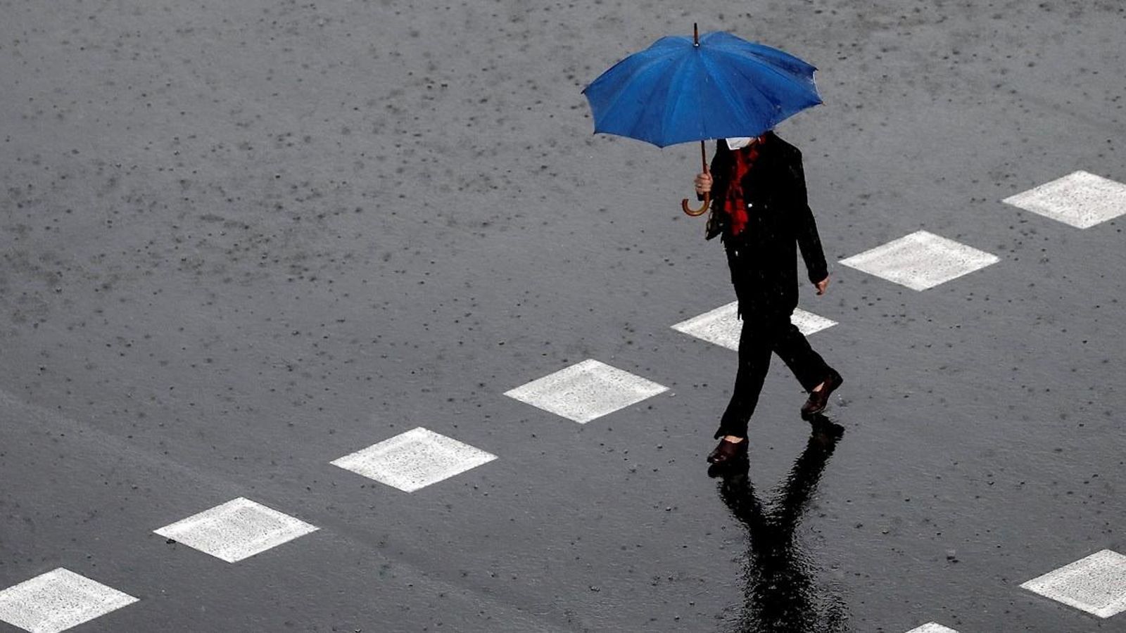 Una persona camina per València sota la pluja