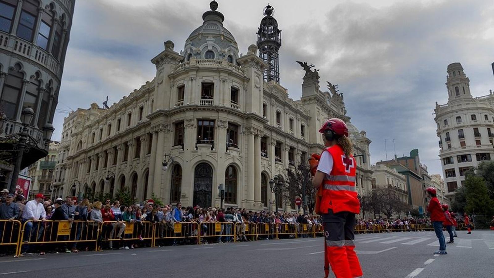 Una voluntària, durant una de les mascletaes de València