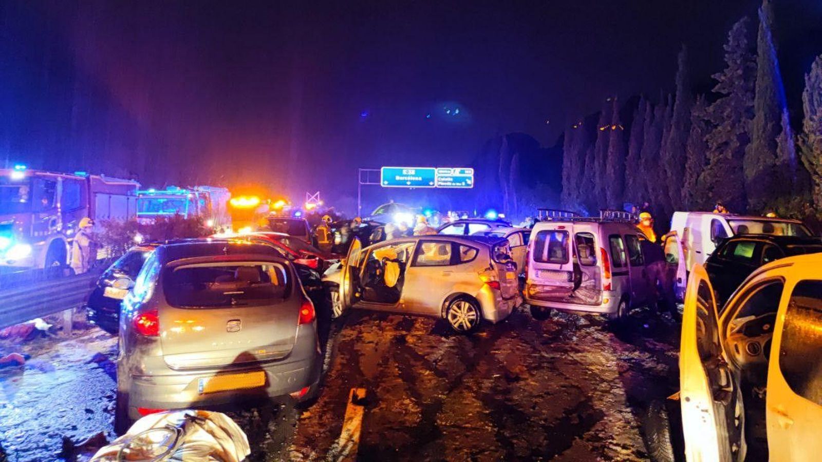 Vehicles afectats per l'accident múltiple a la C-32. Vehicles afectats per l'accident múltiple en la C-32.