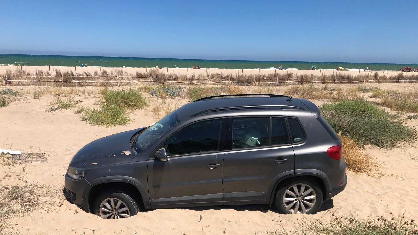 El vehicle, encallat en les dunes del Saler