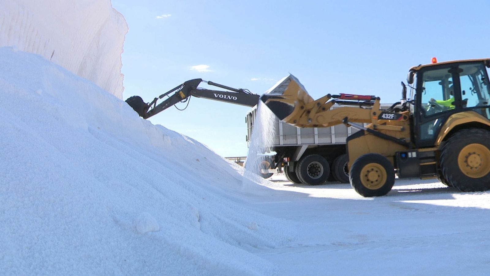 Comença la collita de sal a les salines de Santa Pola