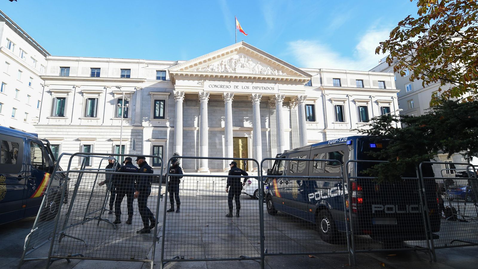 Un furgó de la Policia Nacional controla la zona del Congrés dels Diputats
