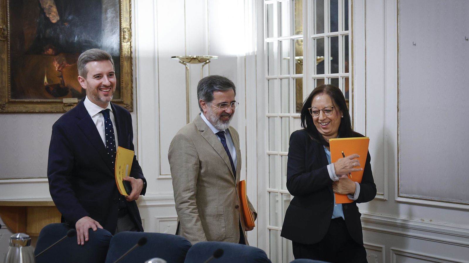 D'esquerra a dreta, els diputats del PP Víctor Soler i Alfredo Castelló i la presidenta de les Corts, Llanos Massó (Vox)