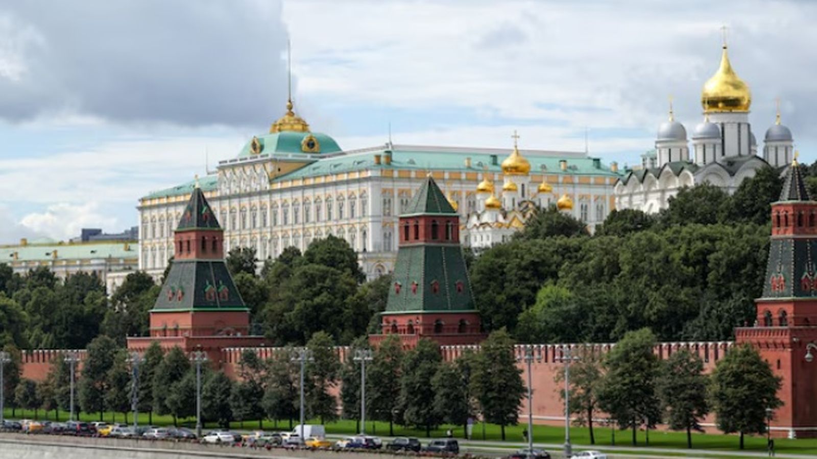 Les torres del Kremlin, el Gran Palacio del Kremlin i les catedrals darrere de la muralla en el centre de Moscou, Rússia