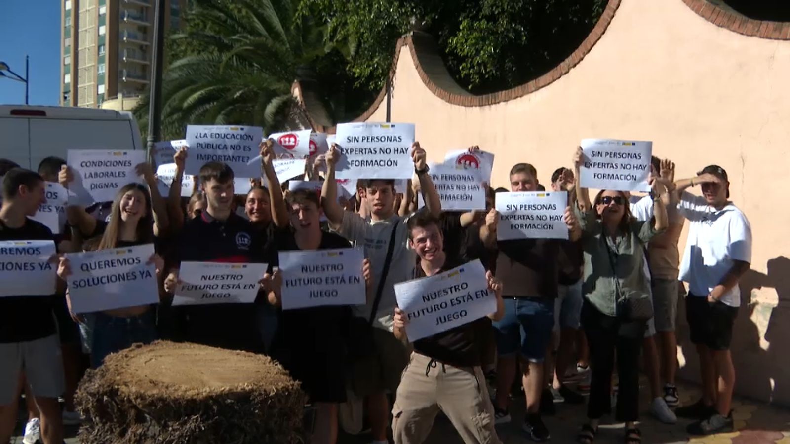 Un moment de la protesta, este dijous, davant la Conselleria d'Educació