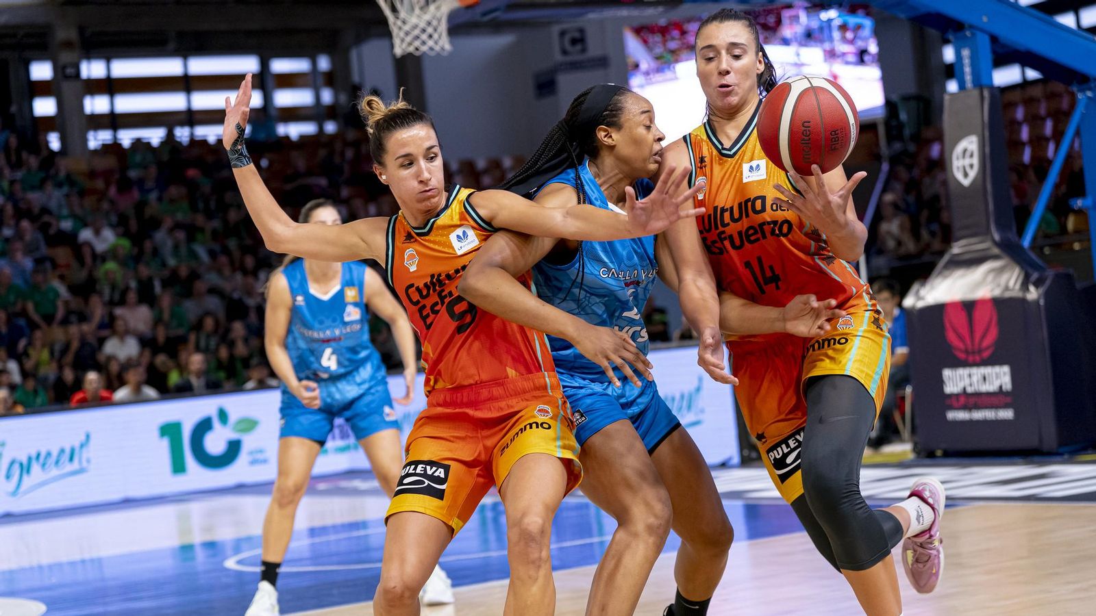 Queralt Casas i Raquel Carrera, en el partit contra Perfumerías Avenida en la Supercopa Queralt Casas i Raquel Carrera, en el partit contra Perfumerías Avenida en la Supercopa