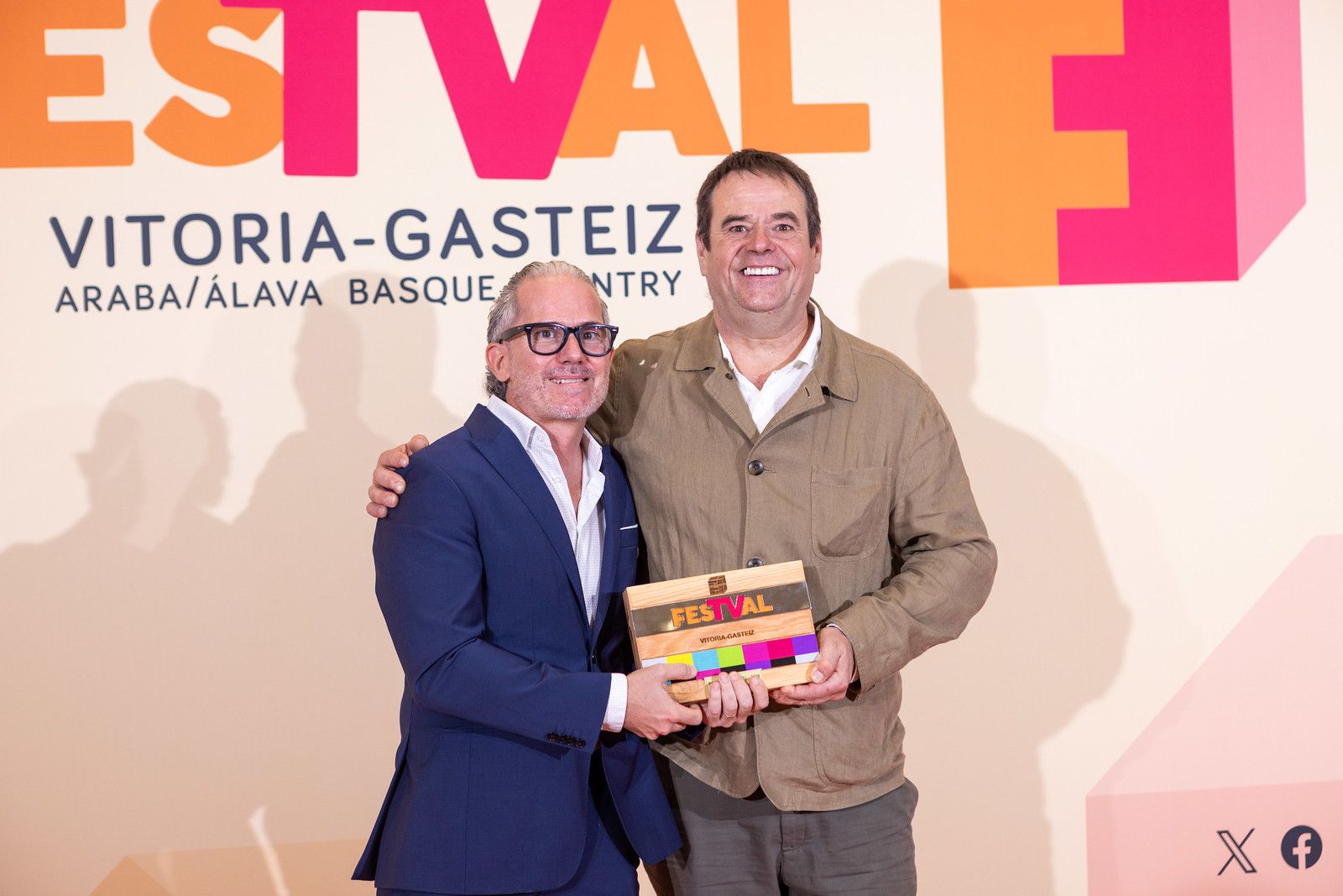 Vicente Puertes, productor i director i Jordi Morera, xef i presentador del programa, amb el premi
