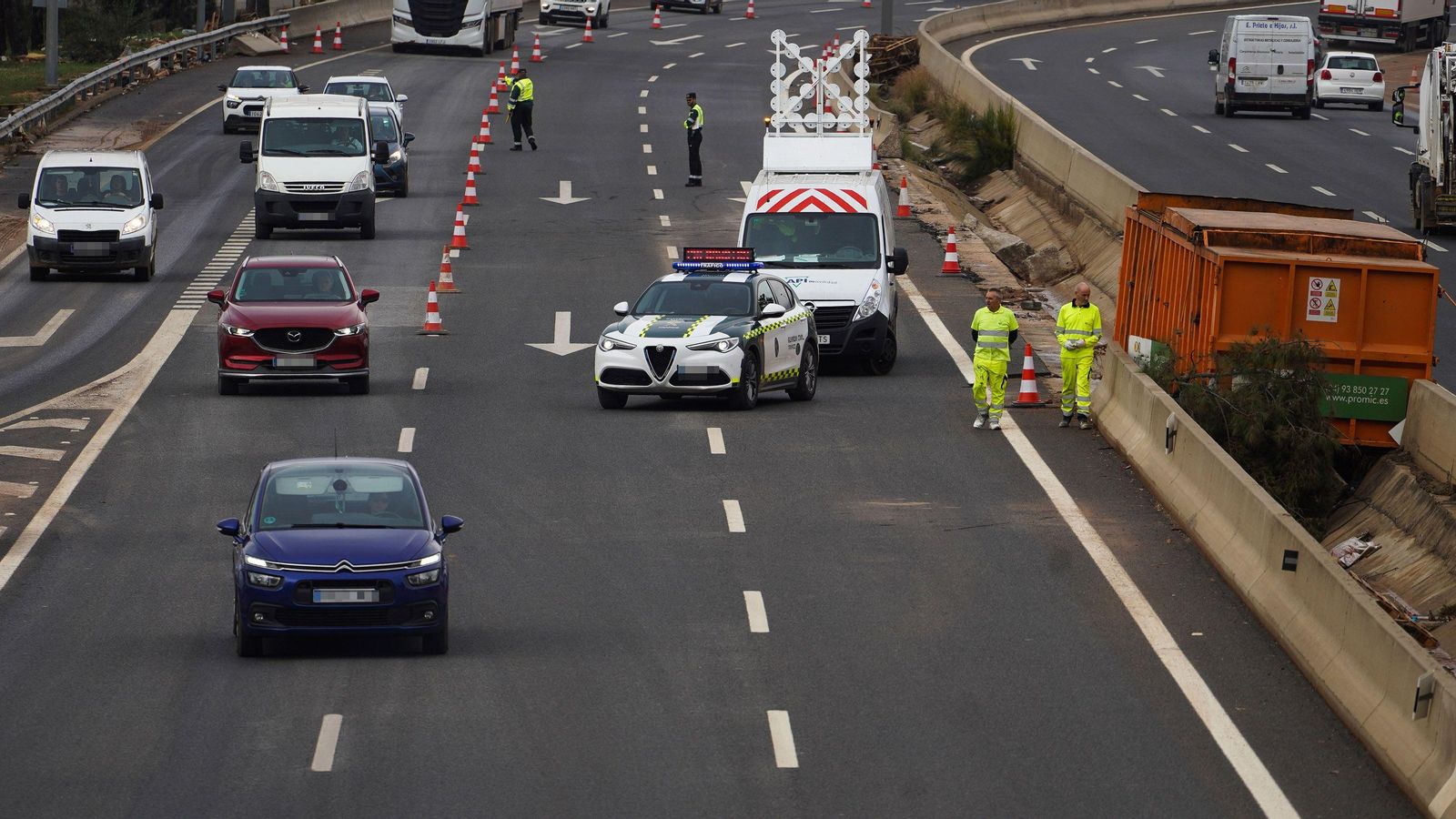 La Guàrdia Civil desvia el trànsit en una autovia en un tram afectat per un sinistre, en una imatge d'arxiu