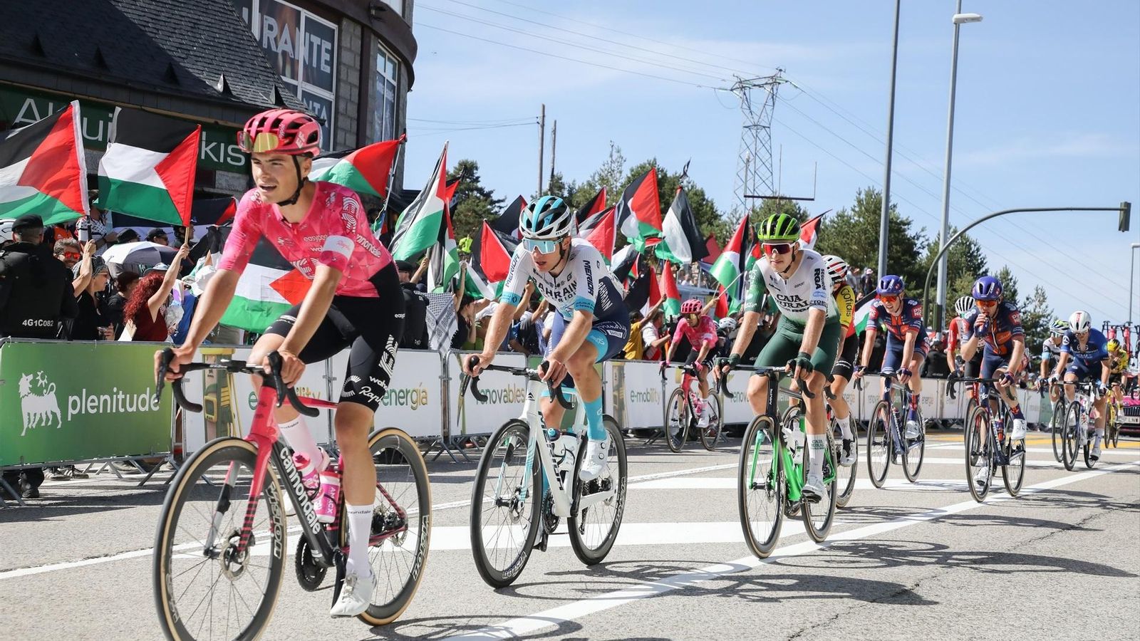 Protestes en favor de Palestina durant la penúltima etapa de la Vuelta a Espanya