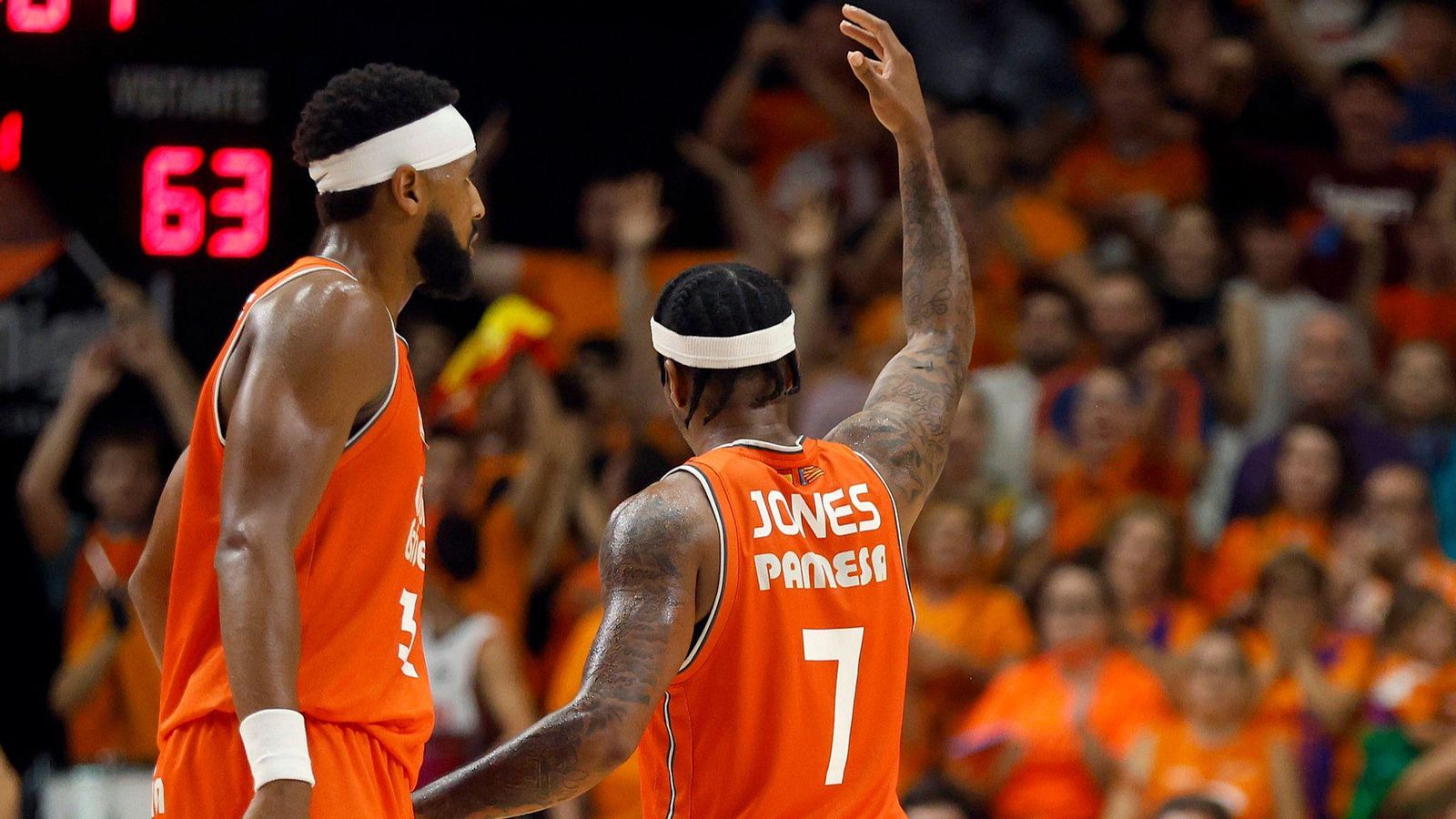 Davies i Jones, celebren una acció