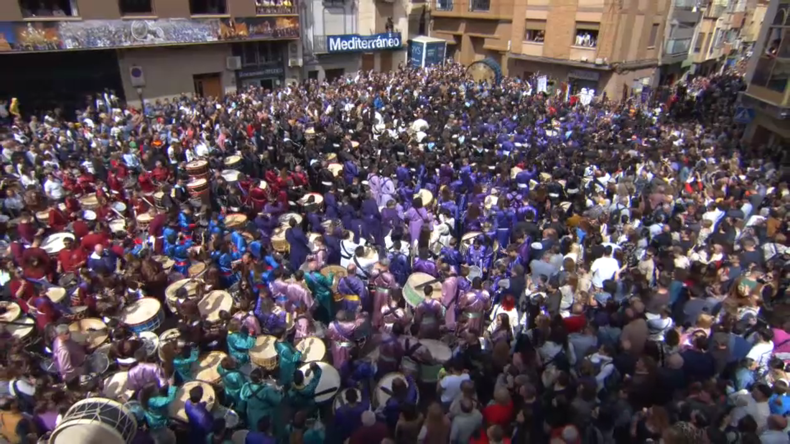 La plaça de l'Església de l'Alcora s'ha quedat menuda per a acollir els confrares i visitants que seguien la Rompuda de l'hora