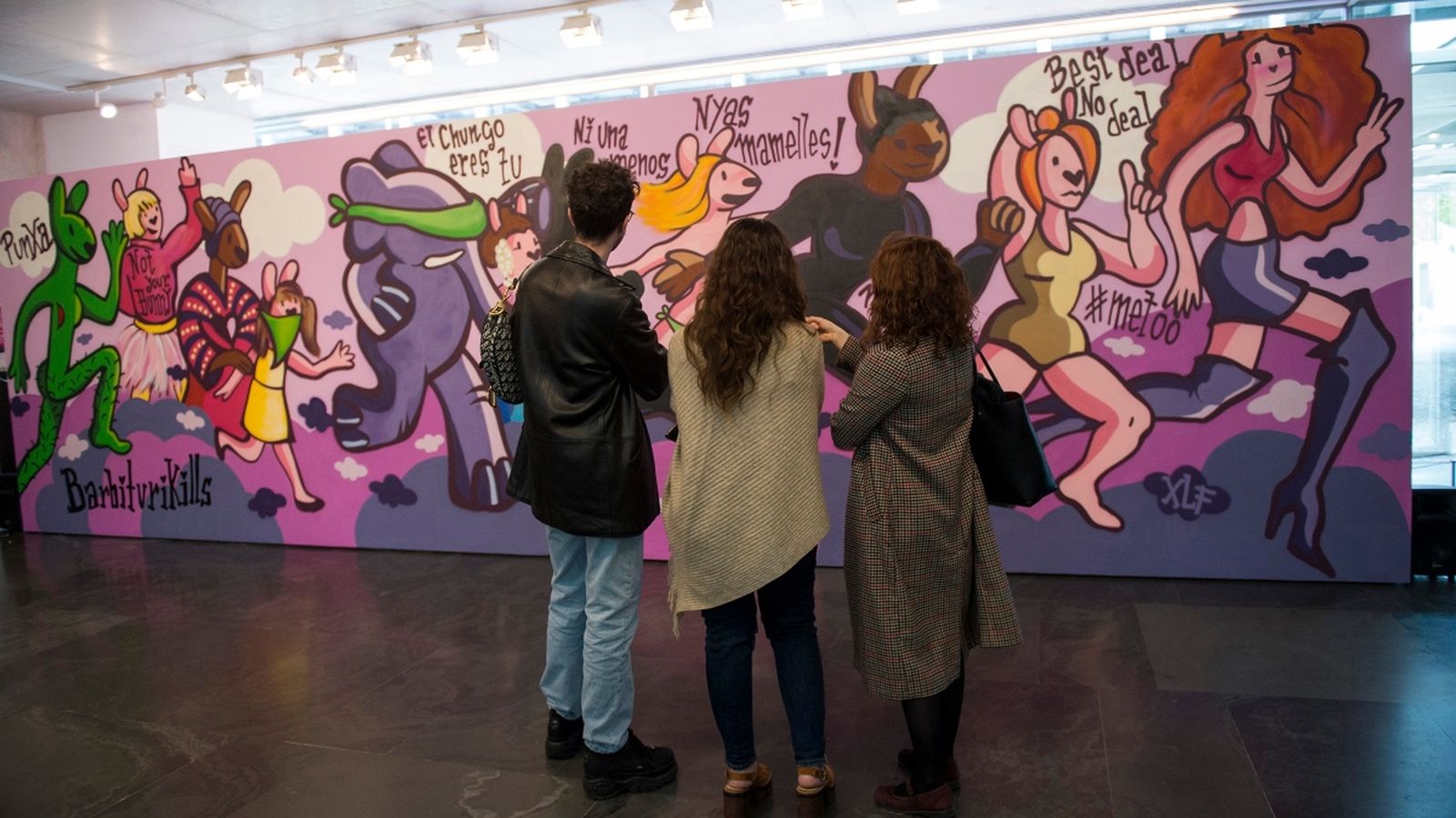 Persones visiten una exposició del MUVIM