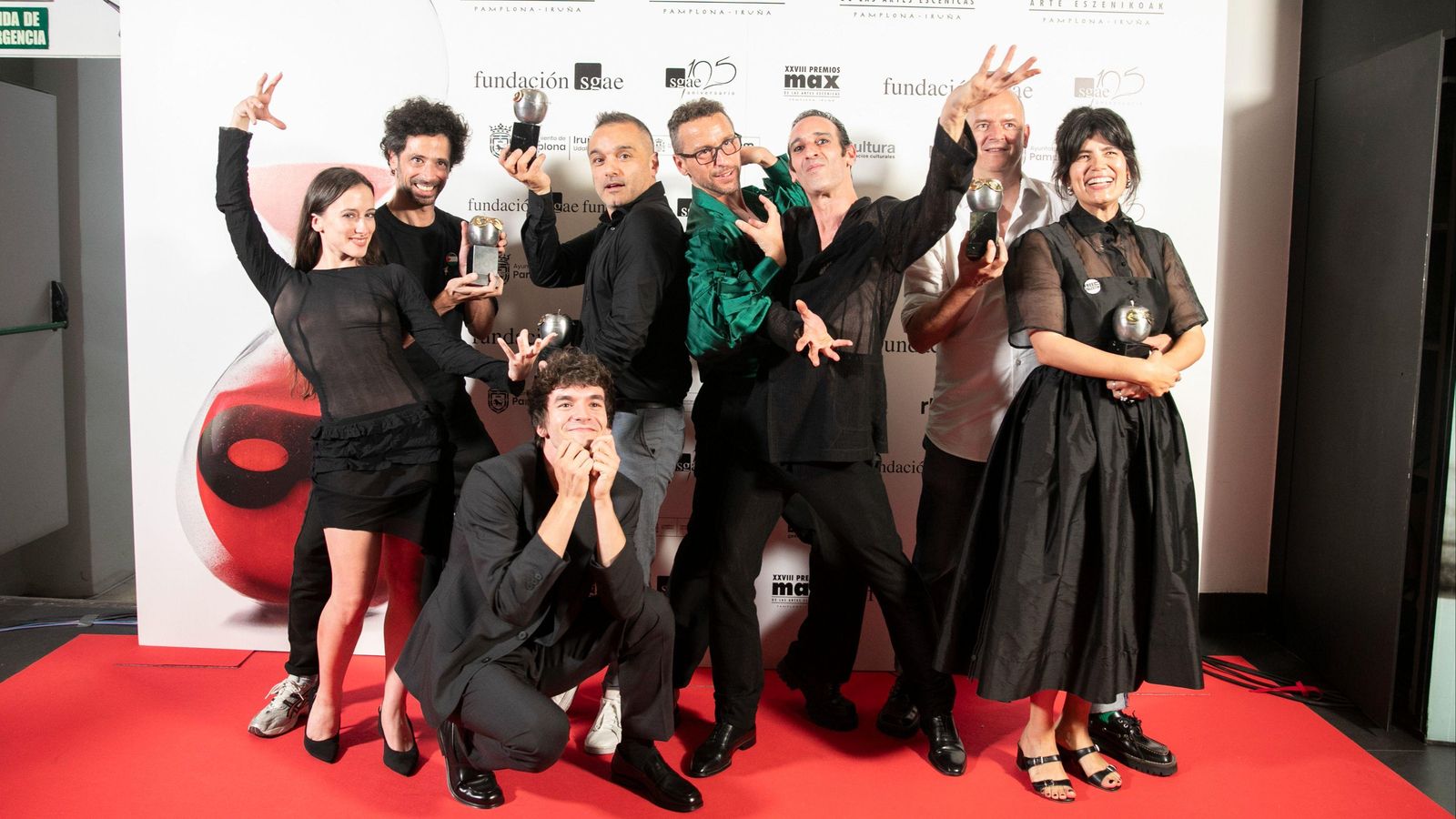 Part de l'equip d''Afanador', l'espectacle de dansa que dirigeix el coreògraf Marcos Morau, posa amb les cinc pometes dels Max que van rebre