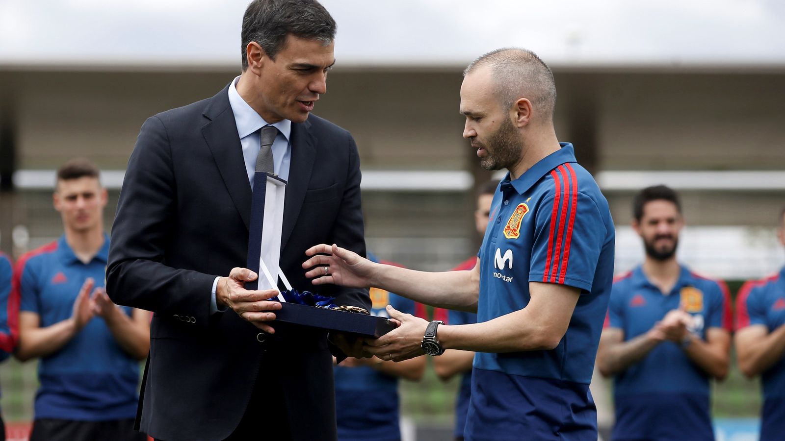 El president del govern, Pedro Sánchez fa entrega de la medalla al mèrit esportiu a Andrés Iniesta