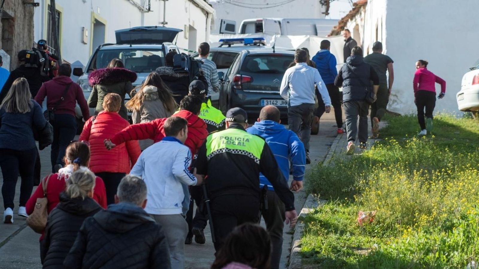 Els veïns han saltat el cordó policial i li han cridat “assassí” Els veïns han saltat el cordó policial i li han cridat “assassí”