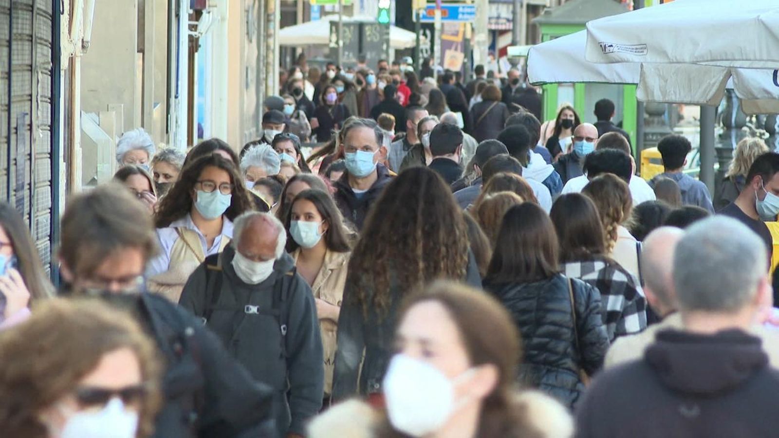 Els epidemiòlegs valoren les noves mesures de les mascaretes a l'exterior