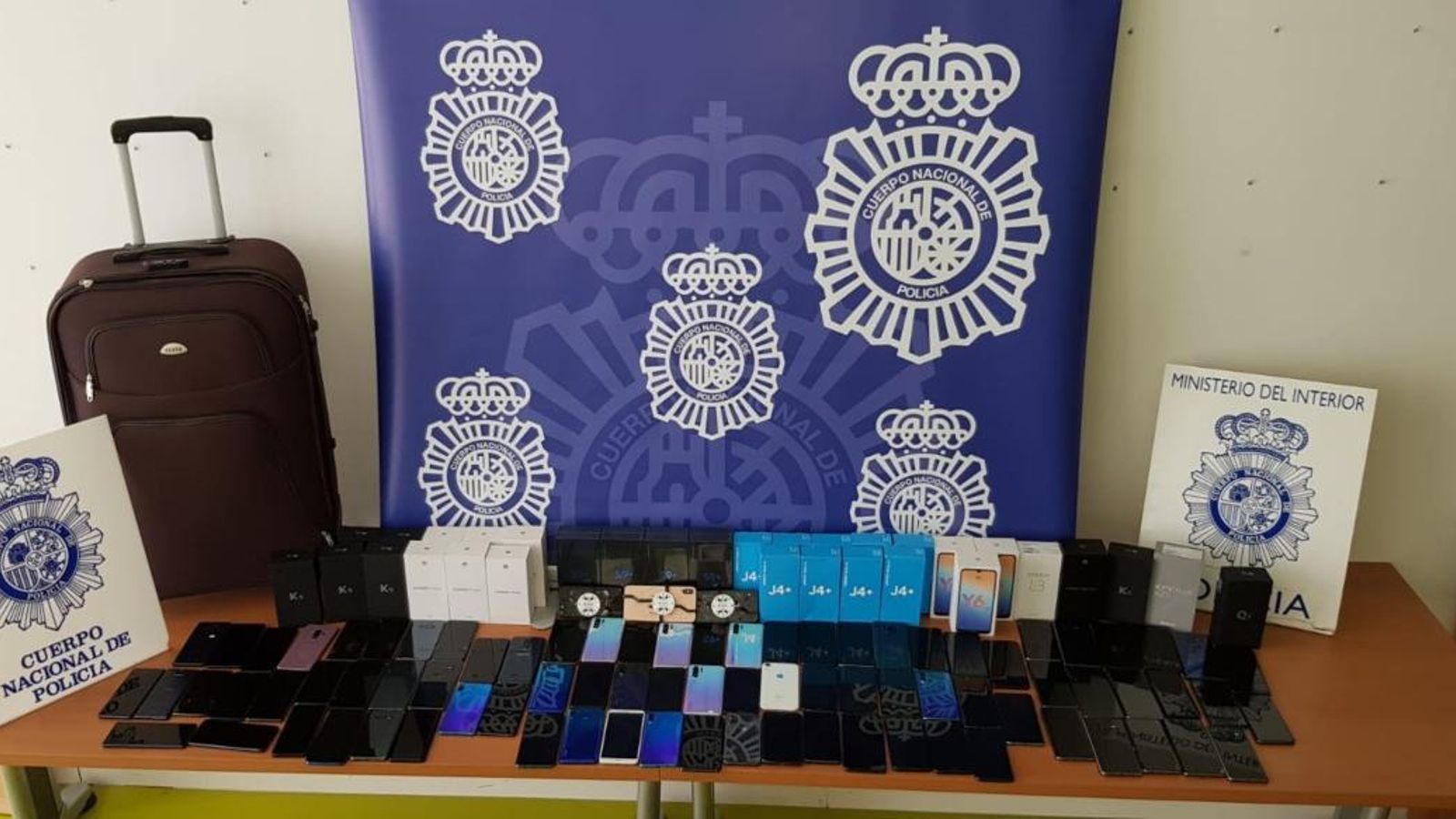 Detenen 20 persones per desvalisar 32 tendes de telefonia