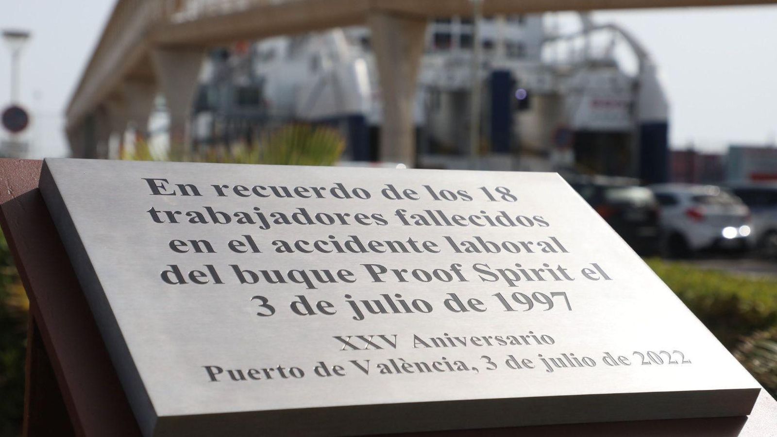 Placa commemorativa en record a les víctimes de l'accident