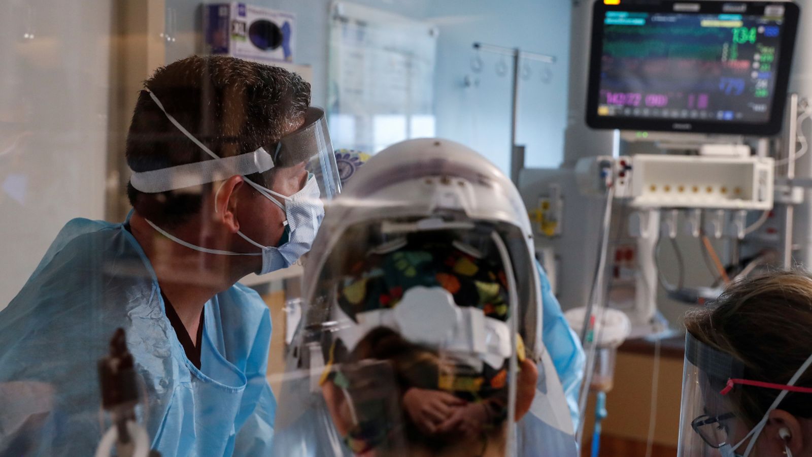 Sanitaris miren un respirador en l'UCI d'un hospital